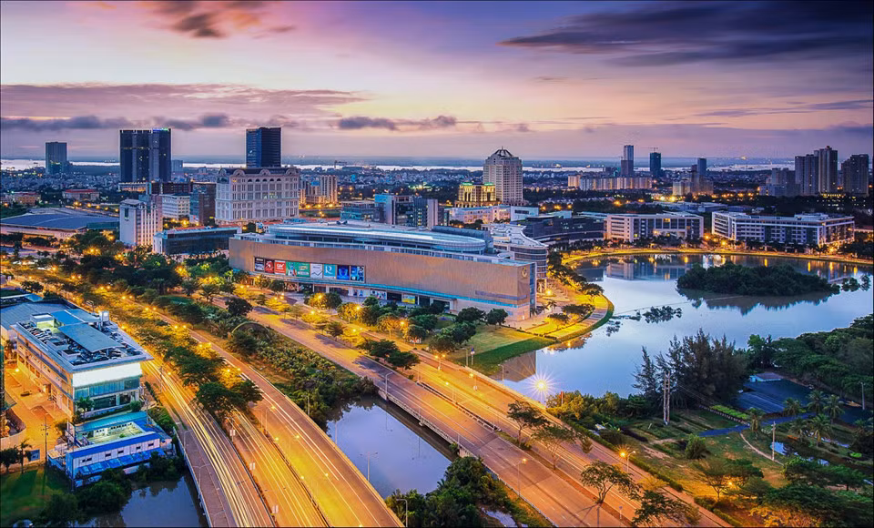 Khu đô thị Phú Mỹ Hưng ở quận 7 là nơi tập trung sinh sống của những người có thu nhập cao. Đây cũng là đô thị kiểu mẫu phát triển toàn diện các ngành tài chính, công nghiệp, dịch vụ, văn hóa giáo dục, giải trí, khoa học kỹ thuật... tạo động lực tăng trưởng cho khu vực phía nam thành phố, là một biểu tượng của sự hiện đại. Ảnh: Tuấn Nguyễn.