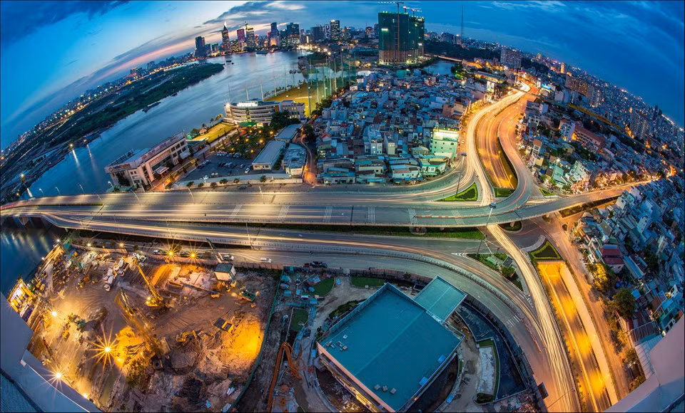 Toàn cảnh thành phố nhìn từ phía quận 2 với những công trình kiến trúc mới tô thêm vẻ đẹp cho TP HCM. Cuộc sống nơi đây giống như một guồng quay chuyển động hối hả không ngừng. Ảnh: Đông Giang.