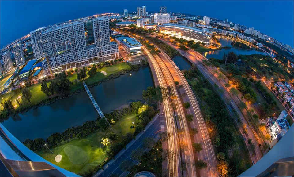 Đại lộ Nguyễn Văn Linh, đường vành đai nối liền thành phố với các tỉnh miền Tây Nam Bộ, là tuyến đường đô thị lớn nhất là hiện đại nhất của TP.HCM. Đại lộ với 10 làn xe bắt đầu từ đường Huỳnh Tấn Phát (quận 7) đến quốc lộ 1A (huyện Bình Chánh), kết nối một loạt công trình trọng điểm, là hướng đi chiến lược để phát triển thành phố ra phía đông. Ảnh: Đông Giang.