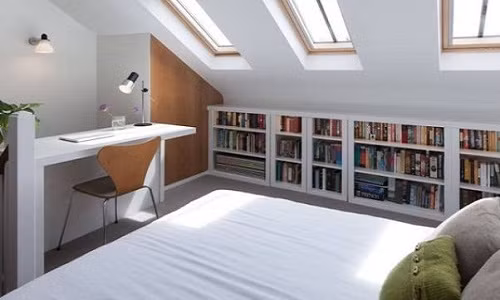 Góc nhỏ bên cạnh không gian đầu giường đã được bạn sử dụng hợp lý? Với những khoảng diện tích nhỏ hẹp, bạn không nên đặt thêm tap đầu giường mà thay vào đó là kê chiếc bàn xinh xinh, chiếc ghế nhỏ nhắn để góc làm việc của mọi người thêm tiện lợi. Góc làm việc được đặt ngay đầu giường cũng là giải pháp tuyệt vời, hữu hiệu dành cho không gian nhỏ.