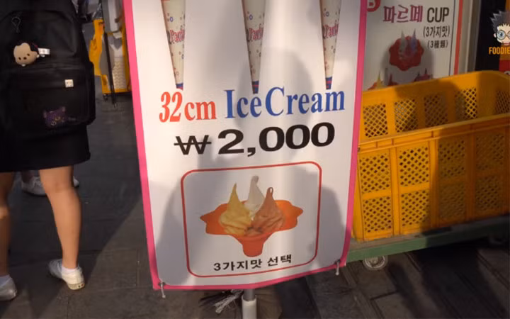 Giá mỗi que kem siêu dài ở Hàn Quốc không hề rẻ nhưng luôn hút khách (Ảnh: hayvip.com)