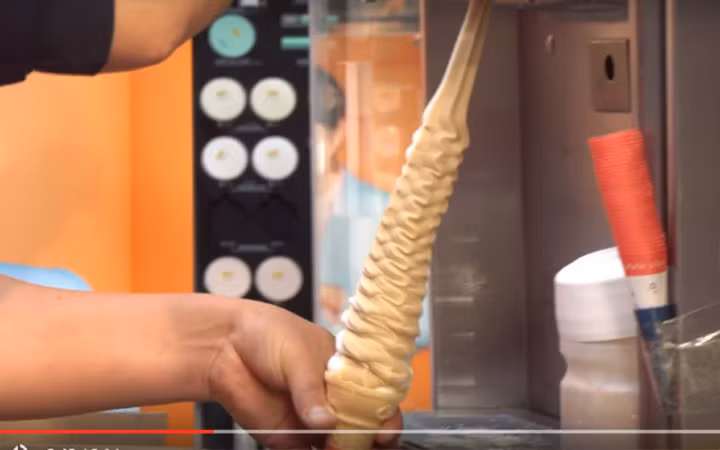 Chiếc kem này dài tới 32cm (Ảnh: hayvip.com)