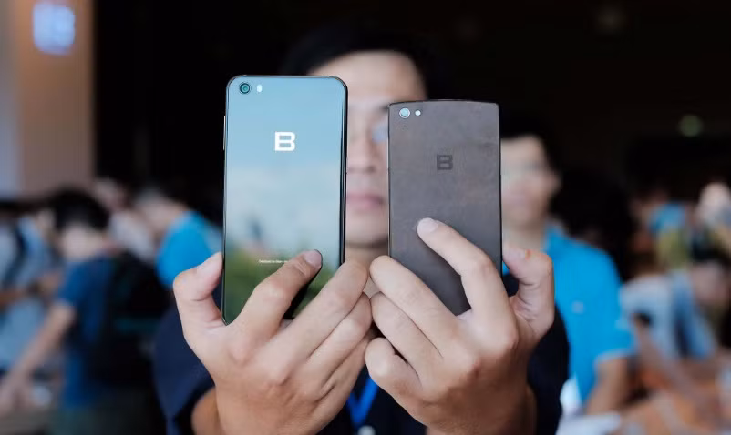 Với mức giá 9,789 triệu đồng, cấu hình Bphone 2017 vẫn chưa làm hài lòng nhiều người yêu công nghệ. Dù vậy, không thể phủ nhận Bkav đã cố gắng rất nhiều khi so sánh Bphone 2017 với Bphone đời đầu. Ảnh: Tinhte.