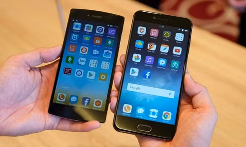 Về thiết kế, Bphone 2017 ấn tượng hơn Bphone đời đầu ở độ cong của các cạnh. Ảnh: Bachlongmobile.