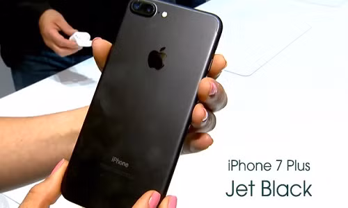  Smartphone giảm giá mạnh đáng chú ý nhất tháng 4 là bộ đôi iPhone 7, 7 Plus Jet Black. Đen bóng từng là màu rất hot trên iPhone 7/ 7 Plus bởi sự sang trọng. Ảnh: F5mobile.