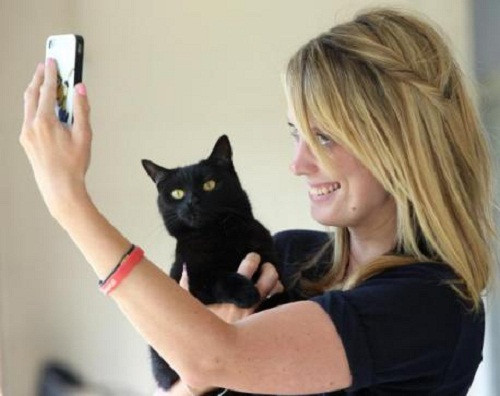 Hí hửng chụp ảnh tự sướng cùng cô chủ. Ảnh: Daily Echo.