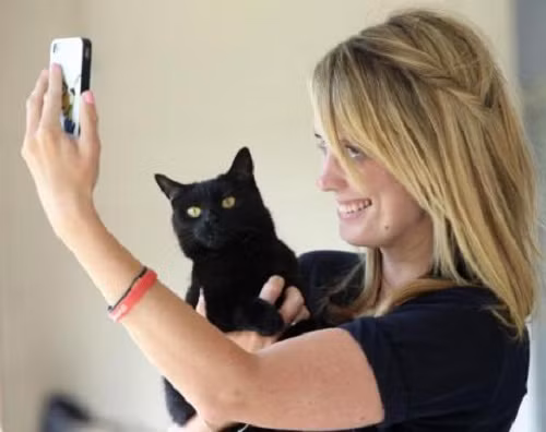 Hí hửng chụp ảnh tự sướng cùng cô chủ. Ảnh: Daily Echo.