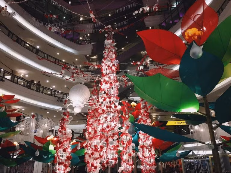 One Utama tại Kuala Lumpur, Malaysia ngập tràn sắc đỏ. Ảnh: Klnow.