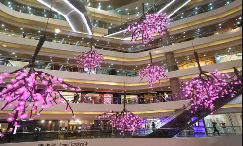 Trung tâm thương mại ở Hong Kong rực ánh đèn. Ảnh: Montreal Gazette.