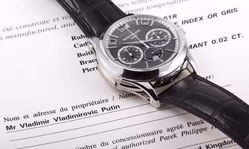 Mới đây, tờ Business Insider đưa tin Tổng thống Nga Vladimir Putin sẽ ủy quyền bán đấu giá chiếc đồng hồ đắt giá nhất của thương hiệu đồng hồ đến từ Thụy Sĩ Patek Philippe 5208P. Ảnh: Monaco Legend Auctions.