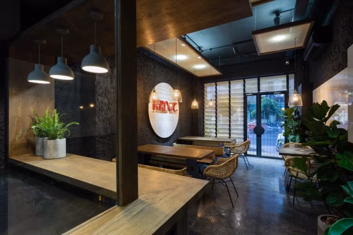 Tầng 1 dành cho gia đình và nhóm khách đứng tuổi. Vì vậy, nội thất và cách trang trí không quá phá cách.