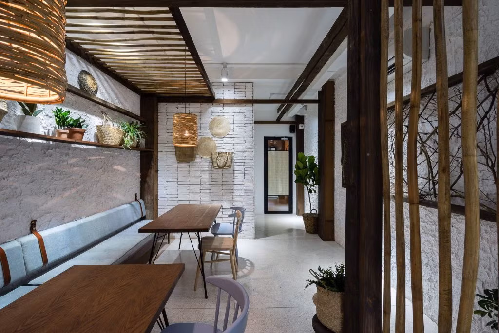 Căn phòng có ánh sáng vừa phải kết hợp những mảng không gian tối hơn.