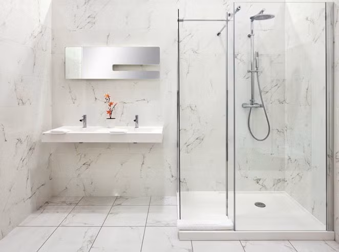 Việc lựa chọn cách ốp gạch và viền nhà vệ sinh phụ thuộc vào kích thước của phòng tắm. Những căn phòng rộng nên chọn gạch ốp ngang, còn nếu muốn tăng chiều cao thì sử dụng gạch dọc. Ảnh: Gachtrungdo.