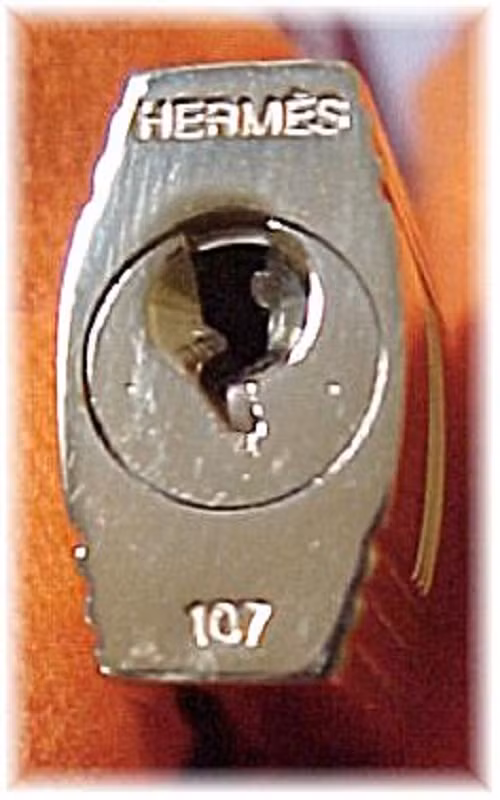 Khóa của sản phẩm Hermes Birkin thật. Ảnh: Bagbible.