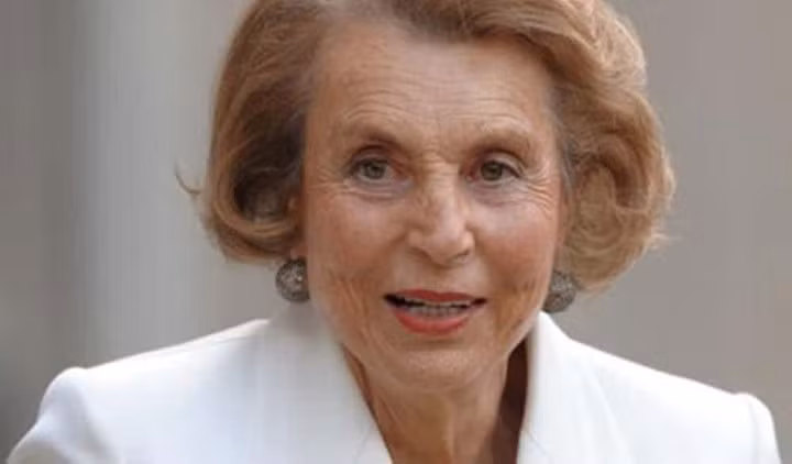 14. Liliane Bettencourt - 39,5 tỷ USD: Bà nhà sáng lập hãng mỹ phẩm L'Oréal. Với tư cách là người sáng lập ra thương hiệu, sự nổi tiếng của cô đã giúp phát triển thương hiệu L'Oréal trở thành một trong những công ty mỹ phẩm và mỹ phẩm lớn nhất trên thế giới.