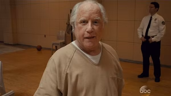 Ông ham đọc tin tức. Ông thường xuyên nghe các chương trình radio, nắm rõ từng mẩu tin. Ảnh: ABC.