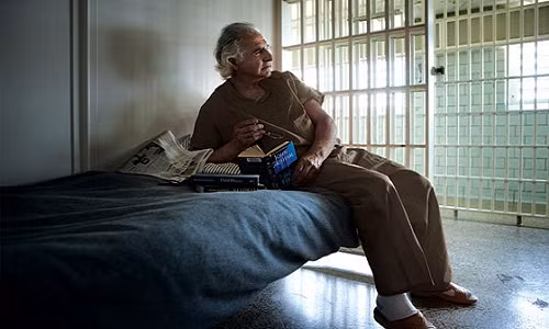Tuy nhiên, cuộc sống trong tù của ông trùm lừa đảo tài chính Bernard Madoff không tệ như mọi người nghĩ. Ảnh: NYMag.