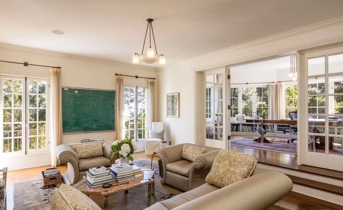 Căn biệt thự rộng 1021m2 này có đến 6 phòng ngủ, 10 phòng tắm, đủ rộng cho Angelina Jolie và 6 đứa con của cô. Căn biệt thự được thiết kế theo phong cách cổ điển dựa trên chất liệu gỗ từ phòng ăn đến tủ sách, sàn và trần.