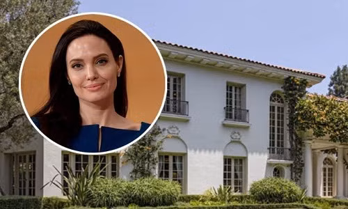  Angelina Jolie hiện đã có trong tay ngôi biệt thự xa hoa tiếp theo của mình. Theo tờ TMZ thì bà mẹ 6 con đã có ý định mua biệt thự của Cecil B. DeMille (chủ sở hữu cũ của căn biệt thự) từ lâu nhưng bây giờ mới có dịp. Angelina đã đến thăm nhà và đưa ngay ra giá 25 triệu đô. Số tiền này đã được chủ sở hữu chấp nhận.