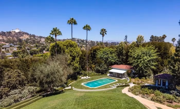 Angelina gần đây cũng trở nên “thân thiện” hơn với Brad Pitt khi cho phép chồng cũ dành nhiều thời gian hơn với các con.