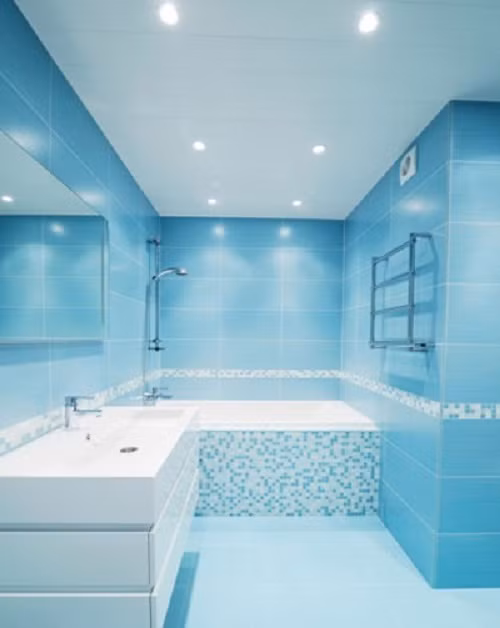 Căn phòng tắm màu xanh phong cách Ma rốc là thiết kế của Robin Bell đã dùng gạch thủy tinh màu xanh cô ban và sàn lát gạch mosaic lấp lánh.