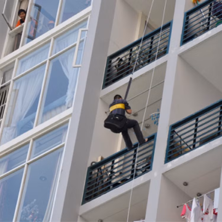 Tương tự, dây thoát hiểm cũng là thiết bị cưu hộ cá nhân mà mỗi hộ dân sống trong các chung cư cần trang bị. Tùy theo độ cao của nhà mình, bạn có thể lựa chọn các loại dây thoát hiểm với độ dài khác nhau lên tới trên 50m. Ảnh: Nhatquangtan.