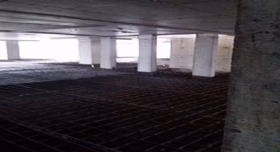 Một mặt sàn vẫn tiếp tục được đổ. Ảnh: Pháp Luật Plus.