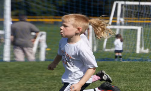 Cậu bé trong ảnh có lẽ sẽ khóc thét khi biết mình trông nữ tính thế này.