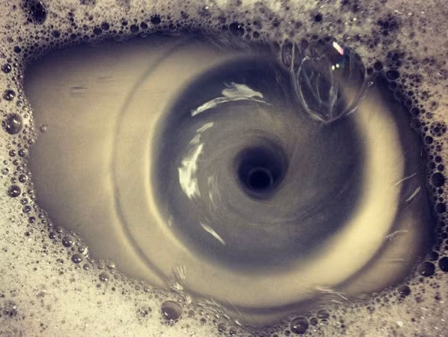 Ảnh chụp gần dòng nước thoát khỏi bồn rửa bát khiến người xem liên tưởng tới con mắt đang mở to.