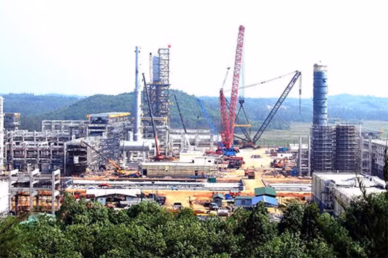 Nhà máy chiếm diện tích khoảng 810ha, thuộc Khu kinh tế Dung Quất, địa phận xã Bình Thuận và Bình Trị, huyện Bình Sơn, tỉnh Quảng Ngãi. Ảnh: PVC-MT.