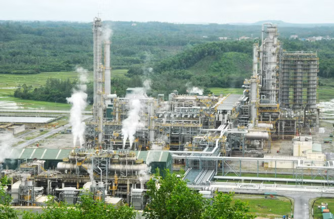 Nhà máy lọc dầu Dung Quất 14 phân xưởng chế biến công nghệ, 10 phân xưởng năng lượng phụ trợ và 8 hạng mục ngoại vi. Công suất tối đa của nhà máy là 6,5 triệu tấn dầu thô/năm tương đương 148.000 thùng/ngày. Ảnh: Zing.