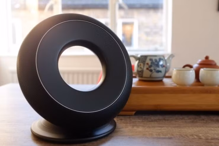 Olly biết khi nào nên im lặng, khi nào cần mau miệng, tán gẫu giúp chủ nhân thư giãn. Nhờ micro 360 độ và thuật toán dò cảm, Olly có thể tự biết nó đang ở đâu, người nó đang nói đến và thậm chí tâm trạng của người dùng. Ảnh: La tribuna.