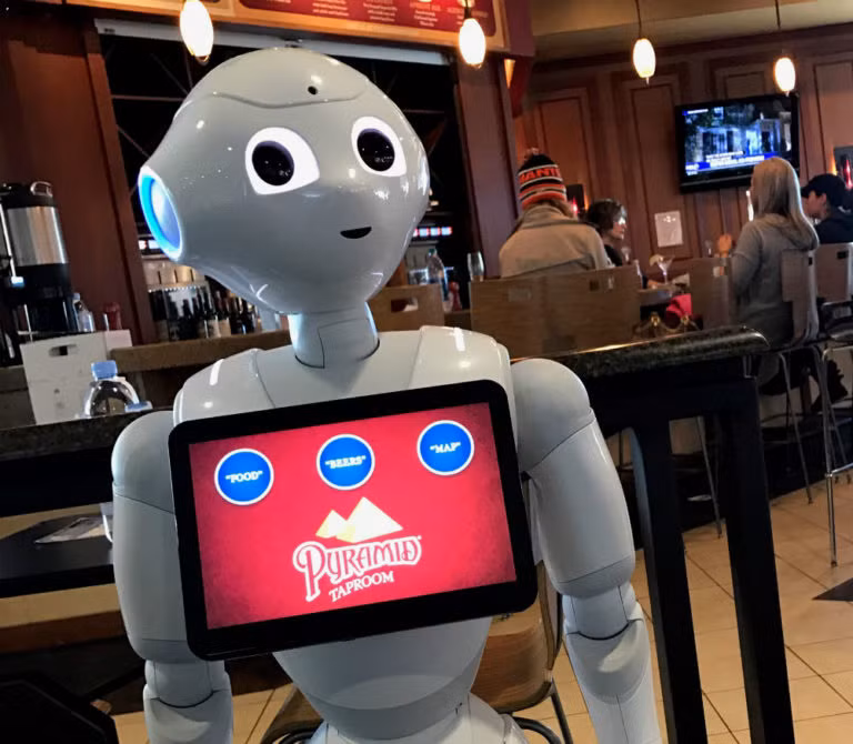 Robot dễ thương Pepper làm nhiệm vụ đón khách, trình thực đơn món ăn, đồ uống tại sân bay. Ảnh: TechCrunch.