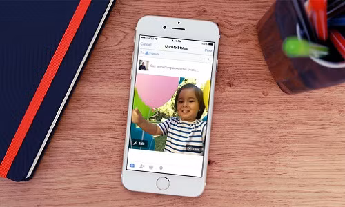  1. Kiểm tra lại dòng thời gian (Timeline). Đầu tiên, các bạn hãy kiểm tra lại dòng thời gian trên Facebook xem mọi người có thể thấy những gì của mình bằng cách thay đổi tư cách xem là một người khác. Để thực hiện điều này, các bạn bấm vào dấu "..." và chọn Xem trang với tư cách.