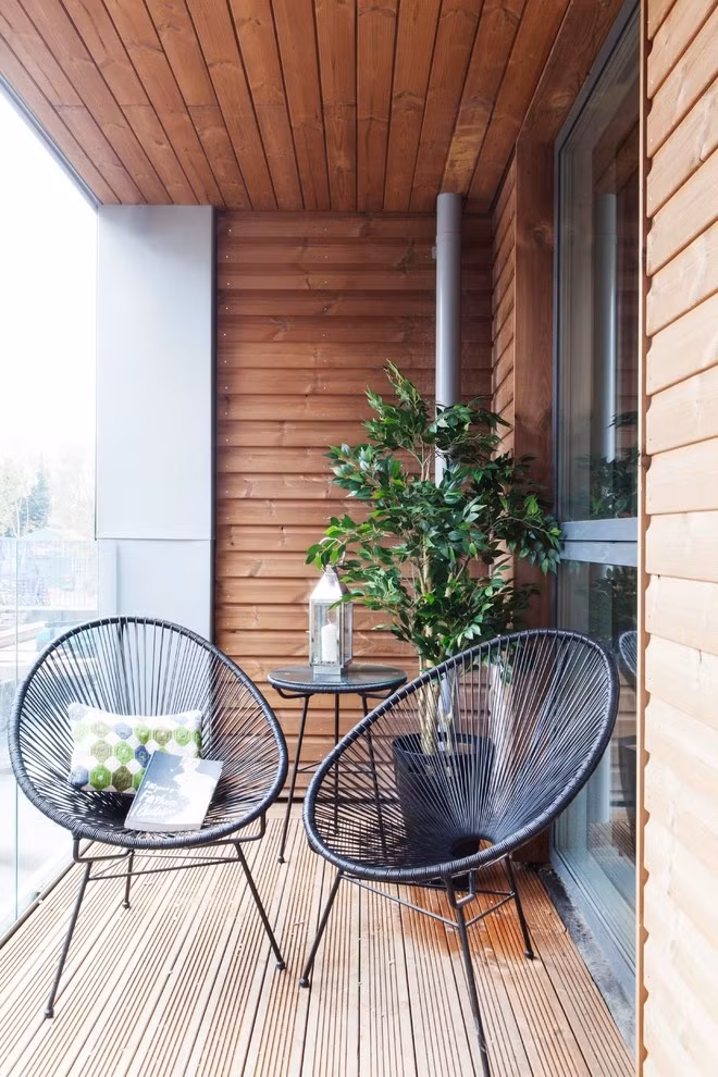 Góc ban công được lắp đặt hệ thống sàn gỗ, mang đến vẻ đẹp gần gũi, giản dị, thân quen cho không gian nhỏ. Đặt những chiếc ghế với kiểu dáng ấn tượng, ngôi nhà của bạn sẽ xinh tươi và ấn tượng hơn nhờ vẻ đẹp dịu dàng của ban công.