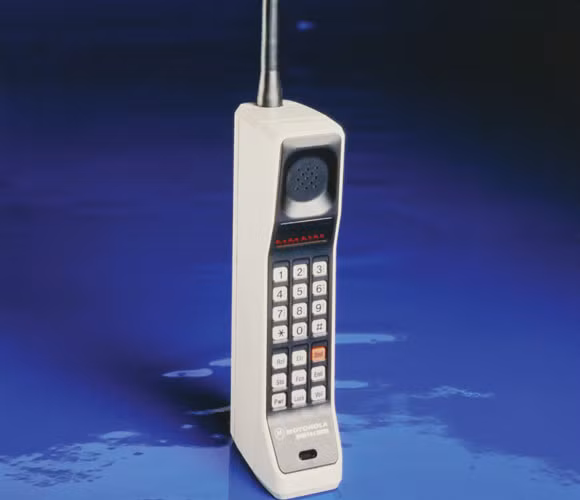 Nói đến điện thoại Motorola, không thể bỏ qua Motorola DynaTAC Prototype ra đời năm 1973. Đây là chiếc điện thoại di động đầu tiên trên thế giới nặng 1,1 kg, dày 13cm. Nó được xem là điện thoại tạo ra cuộc cách mạng về thiết bị cá nhân. Ảnh: Computer Weekly.