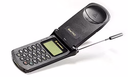 Ra mắt ngày 3/1/1996, Motorola StarTAC là chiếc điện thoại nắp gập đầu tiên trên thế giới. Nó nặng 88g và được bán với 1.000 USD. Motorola StarTAC cũng là mẫu điện thoại đầu tiên thế giới được trang bị tính năng rung. Ảnh: Mcgarrybowen.