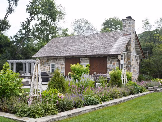 Cùng với sự hồi sinh của các loại vật liệu tự nhiên là sự lên ngôi của các loại cây trồng bản địa. Trong đó, những loại cây quanh năm, chịu hạn và kháng bệnh tốt là sự lựa chọn hàng đầu của các nhà thiết kế.