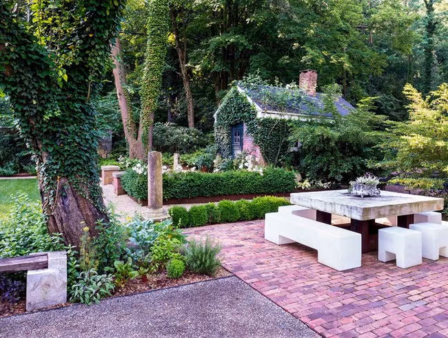 Sự kết hợp hài hòa giữa truyền thống và hiện đại sẽ tạo ra khu vườn sinh động, cuốn hút.