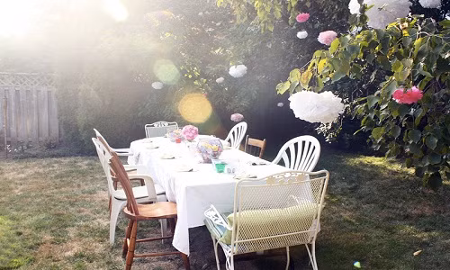 Bếp nướng, bộ bàn ăn,...xuất hiện trong không gian vườn đang là xu hướng hot nhất hiện nay. Nguồn ảnh: GardenDs.