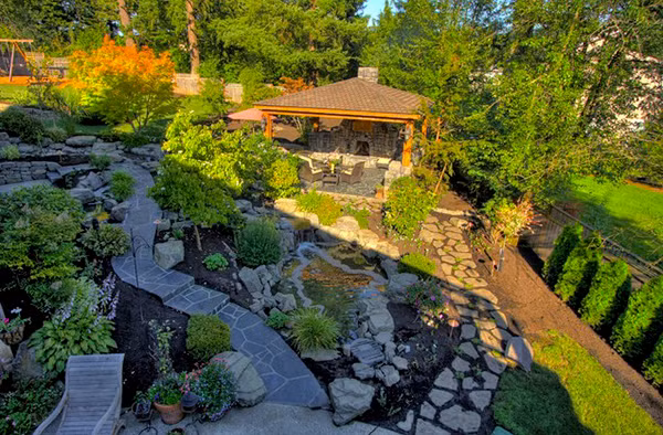 Sân vườn thiết kế theo kiểu phân khu được ưa chuộng ở các nước phương Tây. Nó tạo cảm giác thư thái khi đặt chân trên từng viên đá nhỏ.