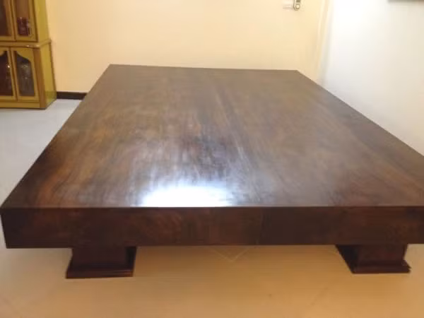 Phản gỗ giống với sập ở phương diện mục đích sử dụng: nằm và ngồi. Ảnh: Dogoducbinh.