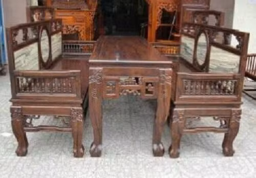 Trường kỷ như một món đồ thân thuộc với nhiều công năng hữu dụng. Khi để uống nước tiếp khách, khi trở thành bàn ăn khi gia đình đoạn tụ. Ảnh: Dogochanhvien.