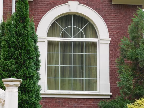 Cửa sổ mang phong cách phương Tây đang trở thành xu hướng lựa chọn của nhiều gia đình trẻ. Ảnh: House.