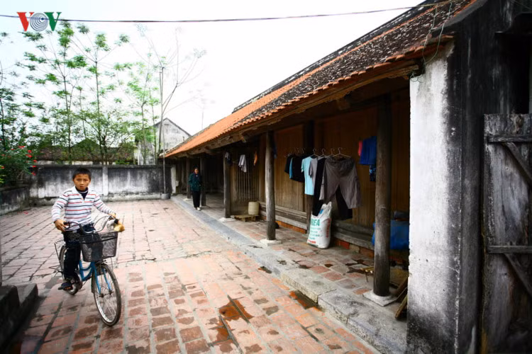 Du khách tới Thanh Hoá, nếu đi thăm Thành Nhà Hồ và tới cửa Tây, sẽ được những người dân ở đây hồ hởi, nồng nhiệt giới thiệu đi thăm một ngôi nhà cổ. Đó là ngôi nhà của ông Phạm Ngọc Tùng, nằm cách cửa Tây Thành Nhà Hồ chừng 200m.