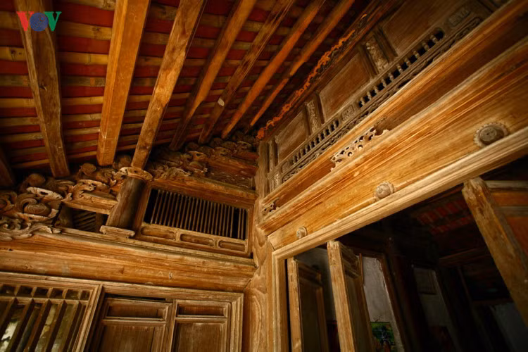 Phần kết cấu gỗ được điêu khắc tinh xảo với nhiều mô típ cổ điển quen thuộc như long – ly – quy - phượng, tùng – cúc – trúc – mai… Trong nhà còn lưu giữ được những câu đối ghi dấu ấn thời Nguyễn. Hiện tại, công trình này là từ đường thờ dòng họ Phạm ở Tây Giai và cũng là nơi ở, sinh hoạt của gia đình ông Phạm Ngọc Tùng, vẫn mang nếp sống nông nghiệp của vùng nông thôn. Các ô cửa gian giữa được chia làm 3 khoang với 4 cánh. Trên 3 khoang có 3 mắt cửa bằng gỗ - một chi tiết rất độc đáo và hiếm thấy ở vùng Bắc Bộ và Bắc Trung Bộ.