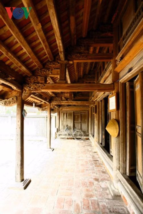 Theo lời ông Tùng kể lại, ban đầu nhà có 9 gian nhưng năm 1961 nó được sửa lại thành 7 gian. Hiện ngôi nhà lại bị chia làm 2 phần của 2 hộ gia đình. Phần nhà ông Tùng là 5 gian bên trái nhà.