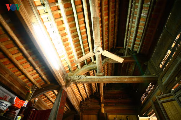 Hệ kèo gian chính theo lối chồng rường kẻ chuyền. Các hoành và rui được làm bằng tre.