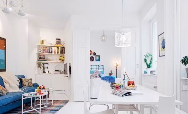 Để căn phòng bớt lạnh, những đồ trang trí, phụ kiện, vật dụng thường dùng đã được chủ nhà khéo léo chọn những gam màu vô cùng nổi bật như cam, đỏ, xanh… Thêm vào đó là hệ thống ánh sáng màu vàng ấm áp được hỗ trợ tối đa cho từng khoảng diện tích nhỏ.