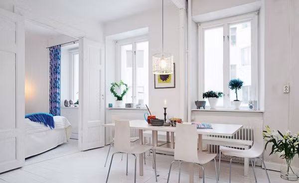 Bên cạnh đó, để góc nhỏ thực sự nổi bật, chủ nhà đã mua thêm thảm trải sàn với hoạ tiết sắc màu. Hệ thống kệ tủ được tận dụng khoảng tường bé xíu giúp tăng thêm tiện ích cho gia đình.